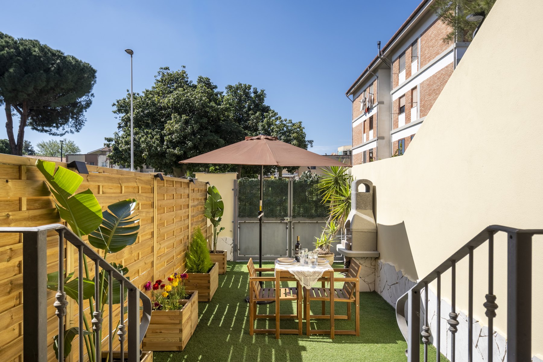 Giardino Privato + BBQ — Giardino con tavolo e barbecue