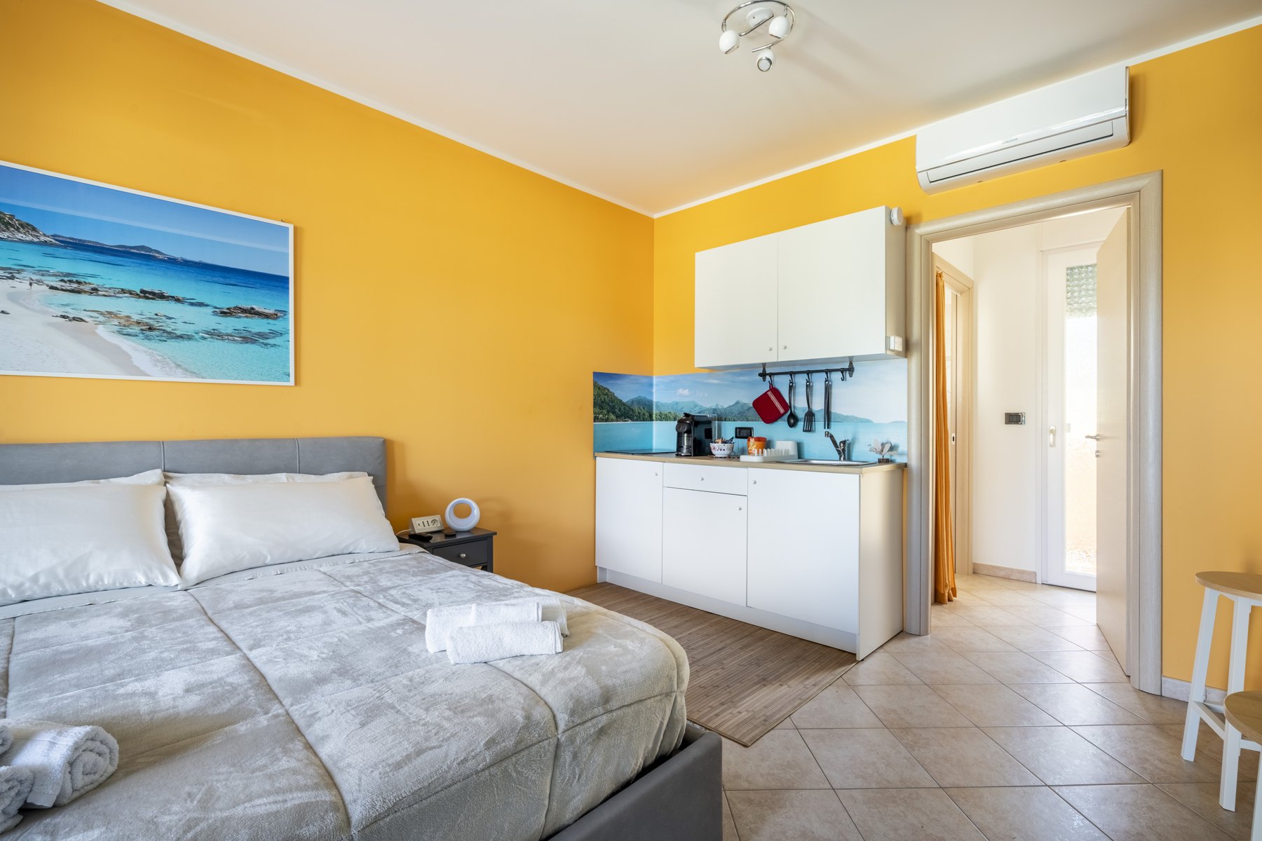 Giardino Privato + BBQ — Letto e angolo cucina