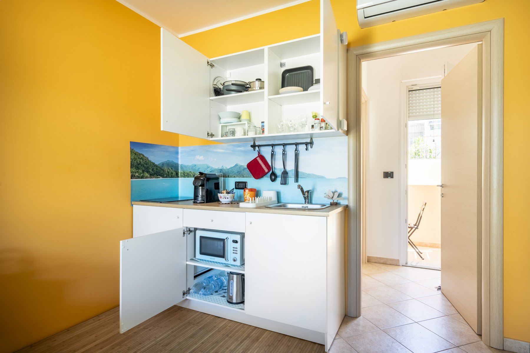 Giardino Privato + BBQ — Cucina e passaggio verso l’esterno