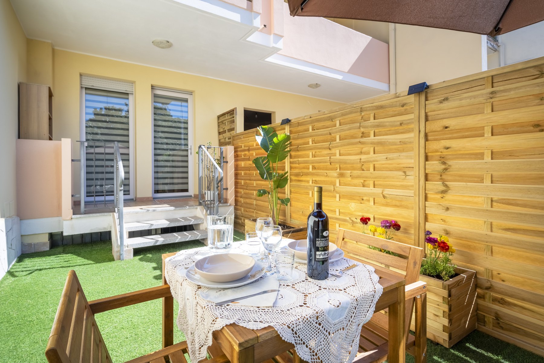 Giardino Privato + BBQ — Tavolo in giardino e ingresso