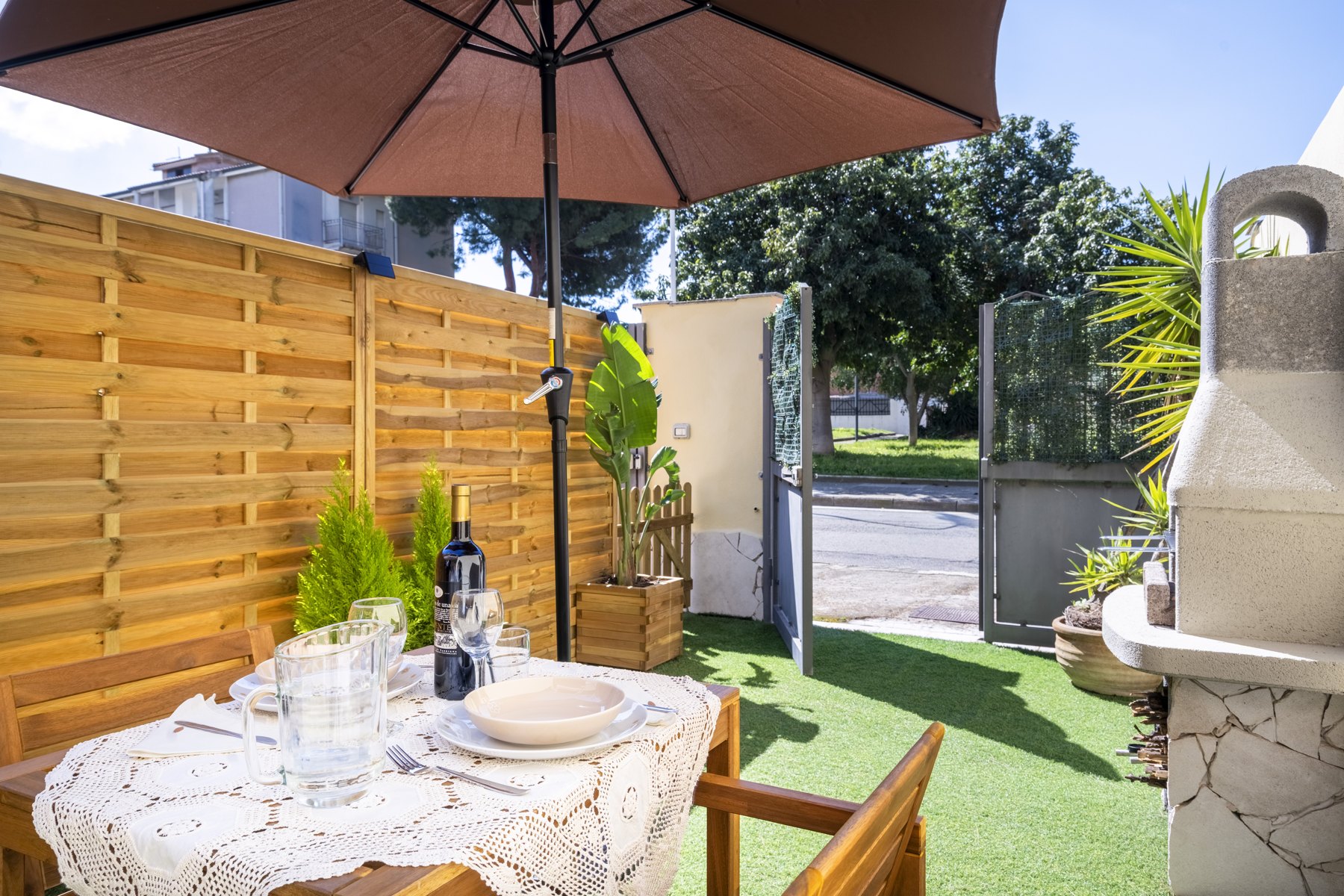 Giardino Privato + BBQ — Zona pranzo all’aperto