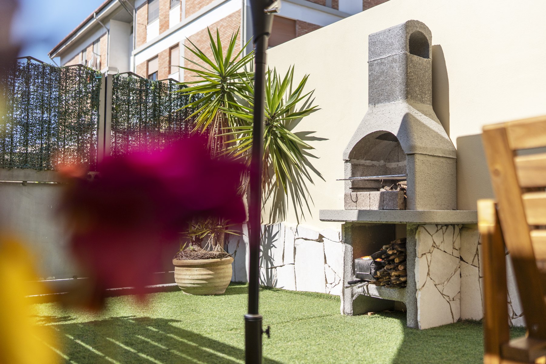 Giardino Privato + BBQ — Dettaglio del barbecue in giardino