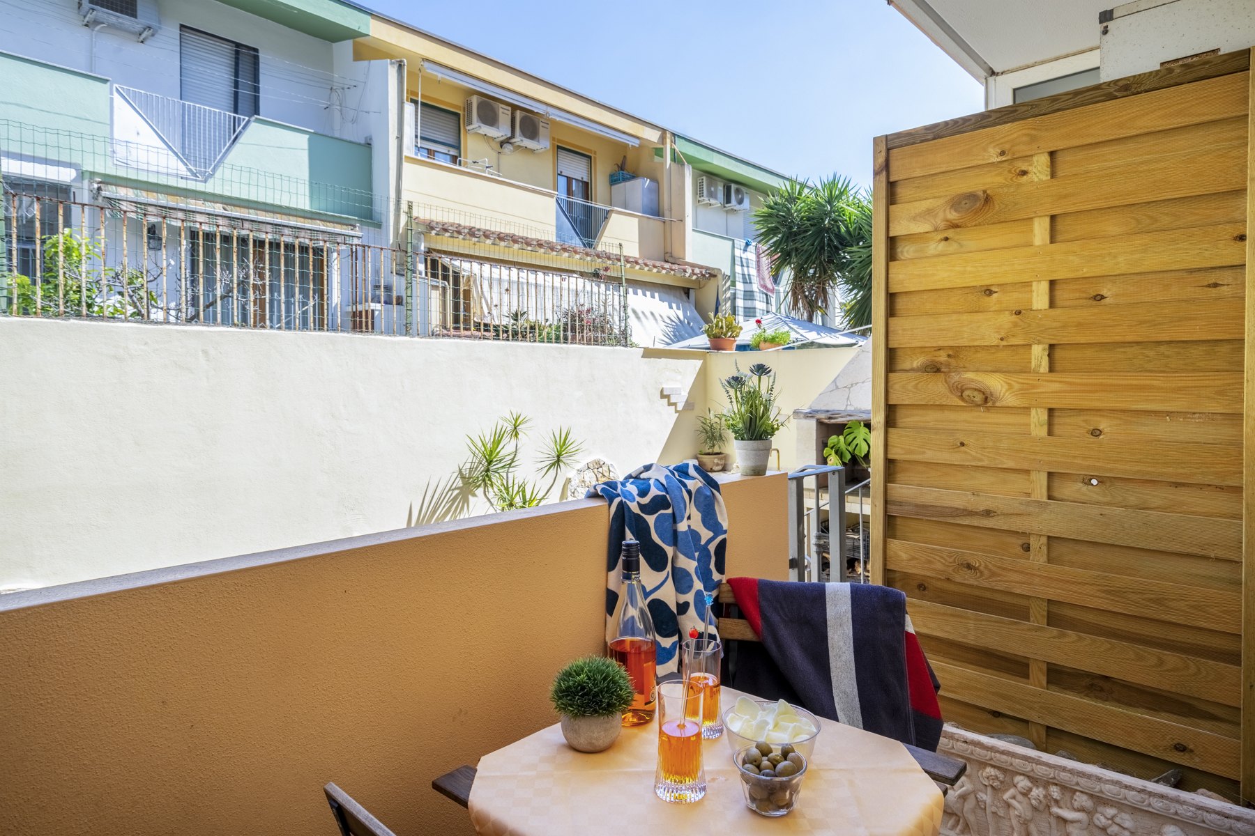 Giardino Privato + BBQ — Angolo esterno arredato