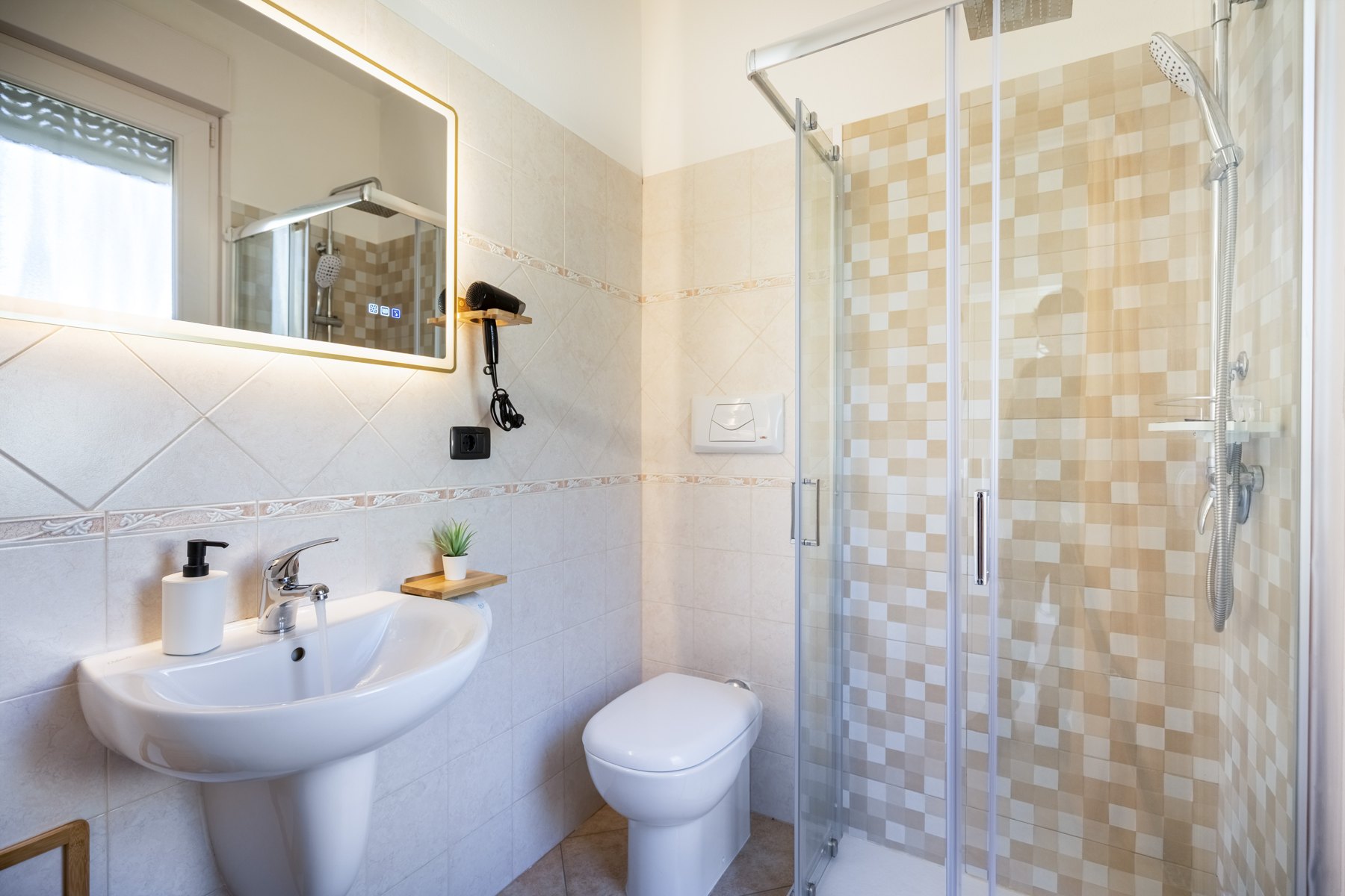 Giardino Privato + BBQ — Bagno con doccia