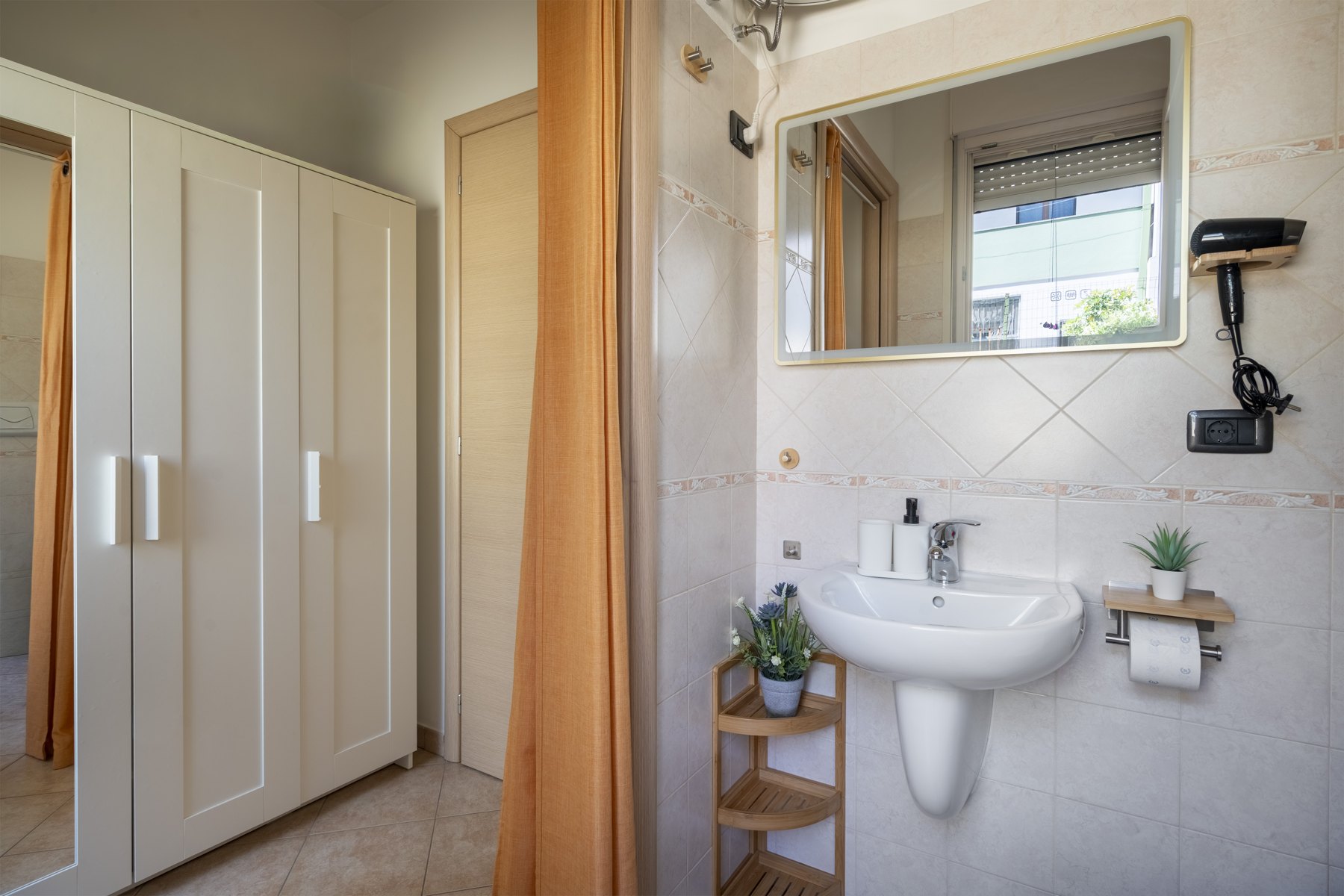 Giardino Privato + BBQ — Lavabo e armadio