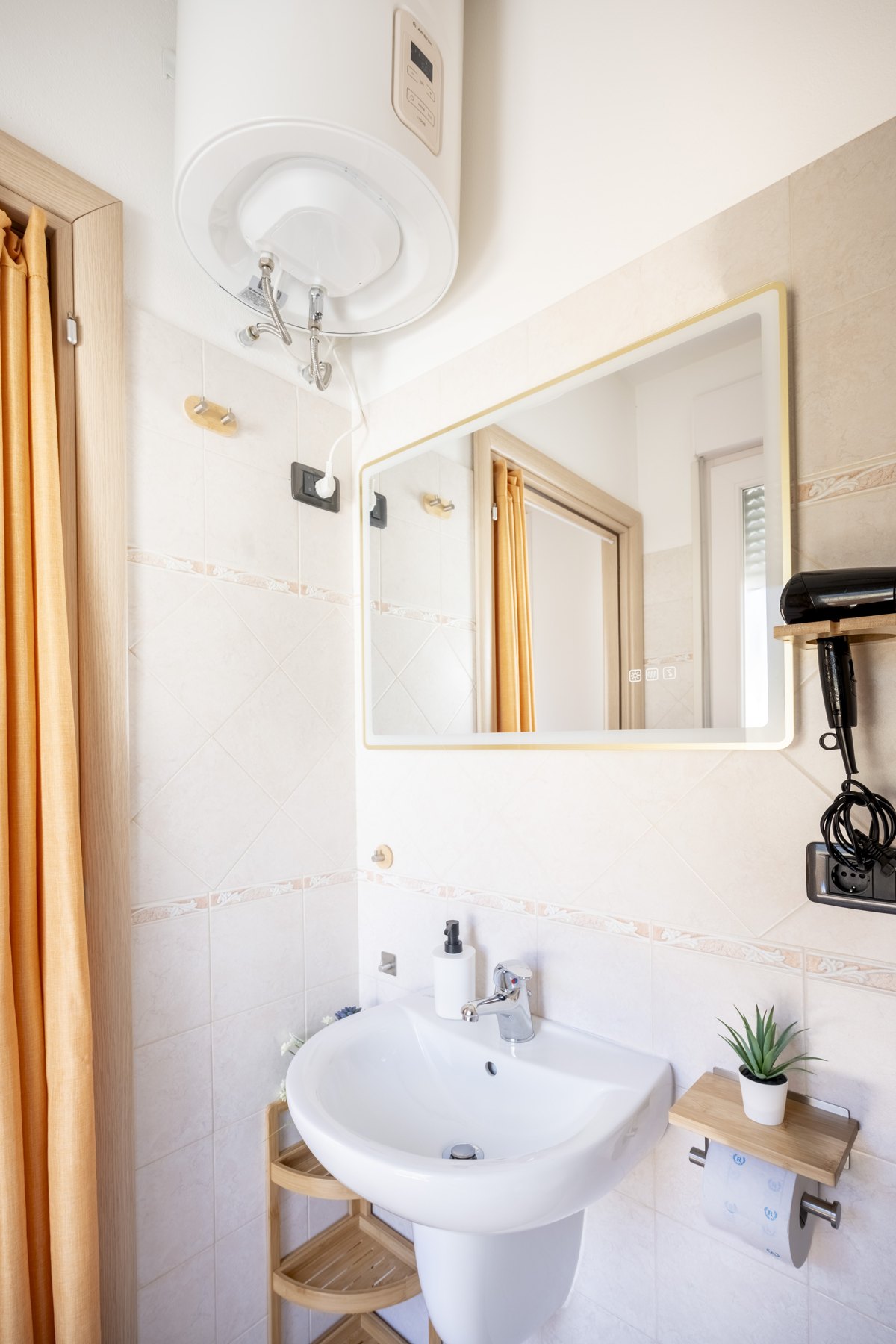 Giardino Privato + BBQ — Specchio e lavabo