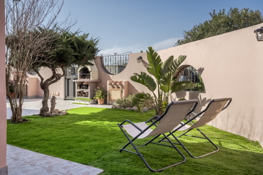 Villa Ornella — Giardino con sedute e barbecue