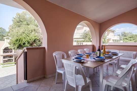 Villa Ornella — Patio con tavolo da pranzo
