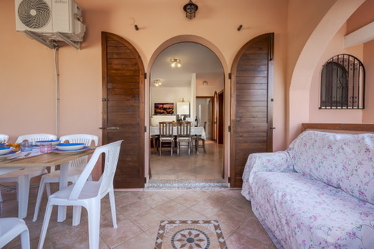 Villa Ornella — Dal patio verso gli interni