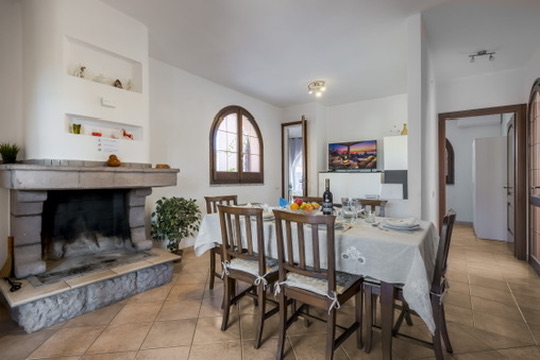 Villa Ornella — Zona pranzo e camino
