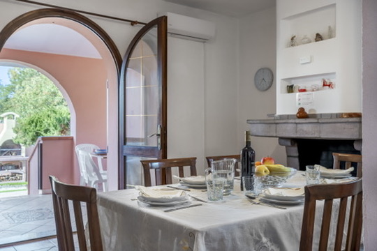 Villa Ornella — Tavolo da pranzo e accesso al patio