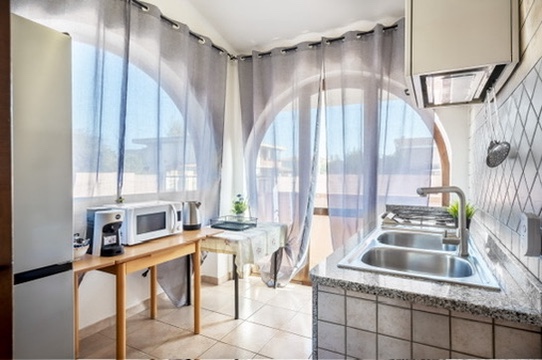 Villa Ornella — Cucina con finestre ad arco