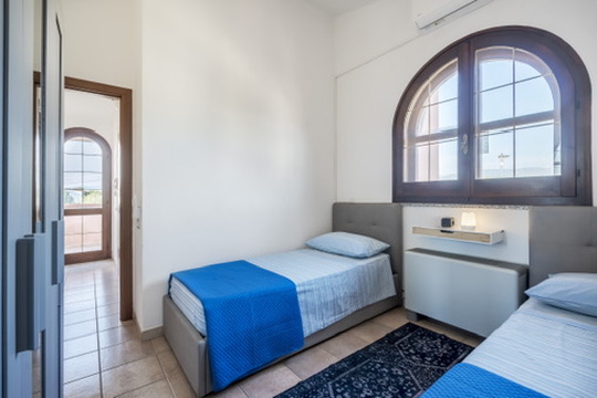 Villa Ornella — Camera con finestra ad arco