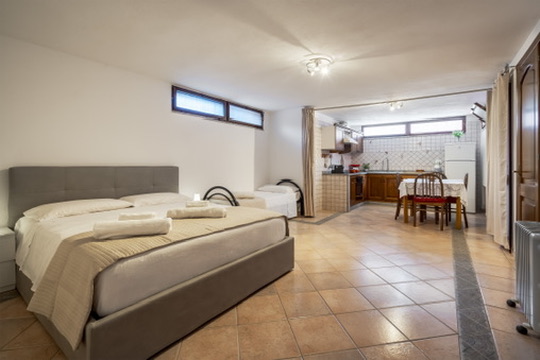 Villa Ornella — Ambiente con letto e angolo cucina
