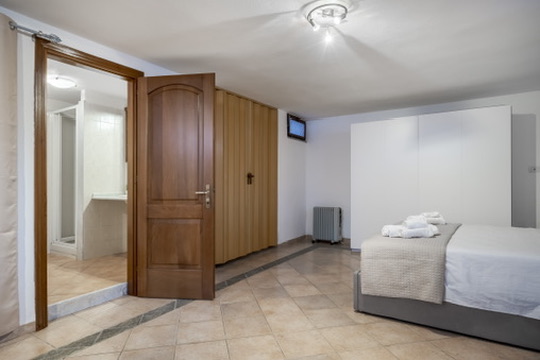 Villa Ornella — Camera e accesso al bagno