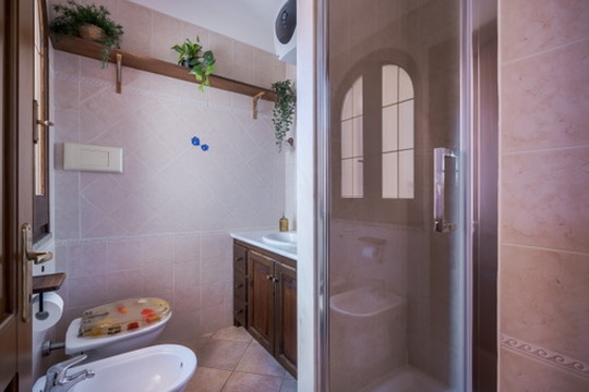Villa Ornella — Doccia e dettagli del bagno