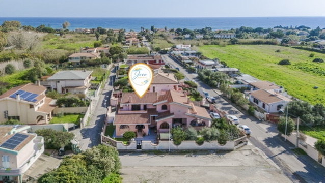 Veduta aerea di Villa Ornella con logo Jovo